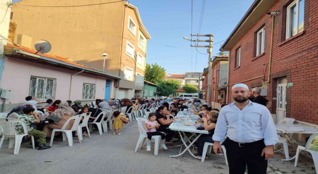 Hayırsever imam cami önünde yaktığı mangalla mahalleliyi bir araya getirdi