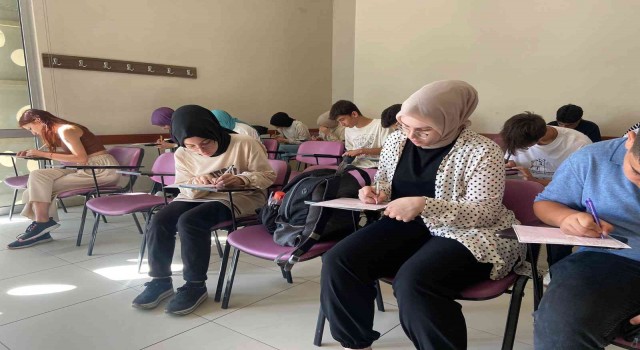 Hazırlık kurslarına kayıt yaptıran öğrenciler için seviye belirleme sınavı yapıldı