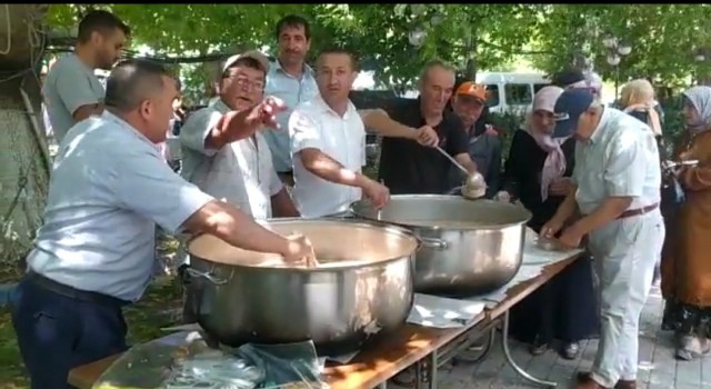 Hisarcık Dereköyde bin 500 kişiye aşure dağıtıldı