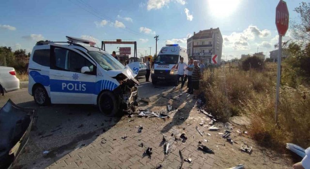 Hızlı sürücü polis otosuna çarpıp kaçtı: 2 polis memuru yaralandı