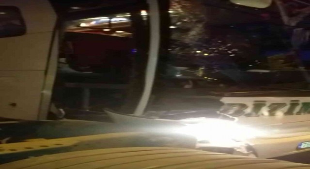 Horasanda çekici ile yolcu otobüsü çarpıştı