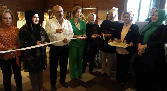 İğne oyalarını ilmek ilmek işliyorlar