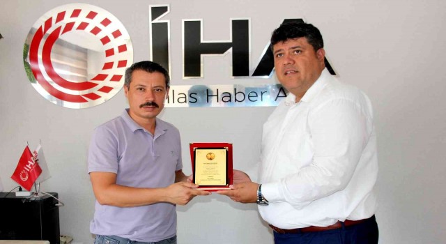 İHA Muhabiri Ahmet Arslantaşa teşekkür plaketi