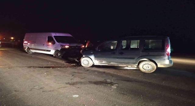 İki aracın kafa kafaya çarpıştığı kazada 1 kişi yaralandı