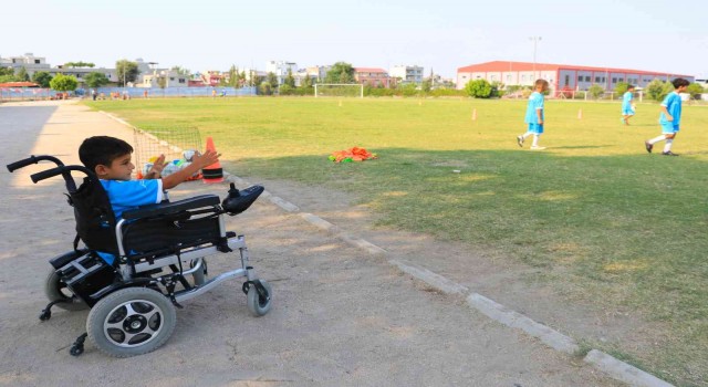 İki bacağı kesilip tekerlekli sandalyeye mahkum kalan Muhammedin futbol aşkı