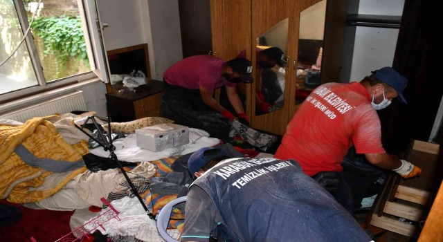 İki kamyonet çöpün çıktığı ev temizlendi