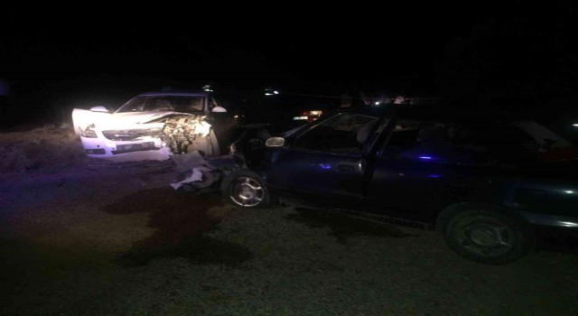 İki otomobil kafa kafaya çarpıştı: 1 ölü, 1i ağır 3 yaralı