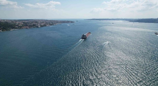 İlk tahıl gemisi ”Razoni” İstanbul Boğazından geçti