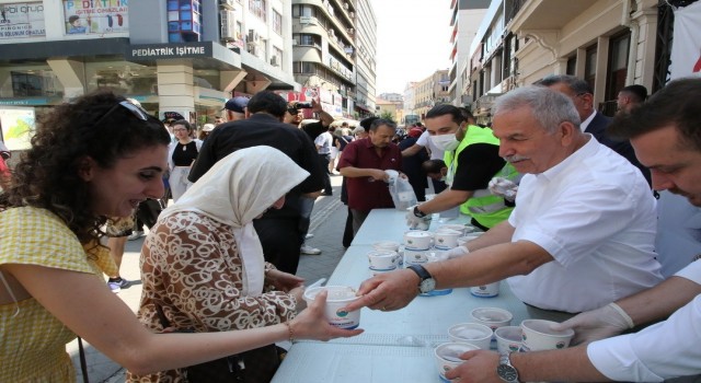 İlkadımda 7 farklı noktada aşure dağıtıldı