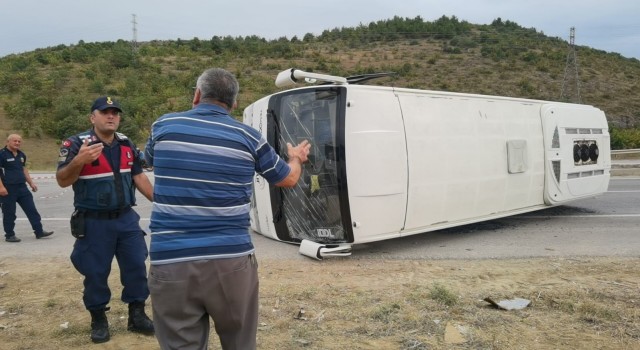 İnegölde kontrolden çıkan servis otobüsü devrildi