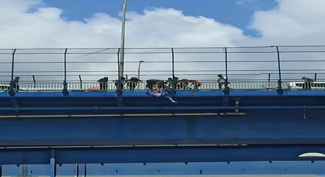 İntihar girişiminde bulunan şahsı polis düşeceği esnada ellerinden yakaladı