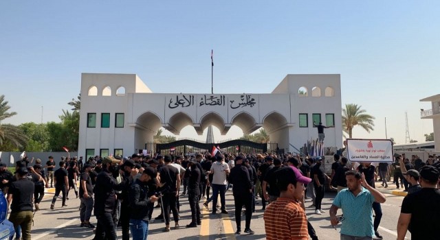 Irakta Sadr destekçilerinden yargı konseyi önünde protesto