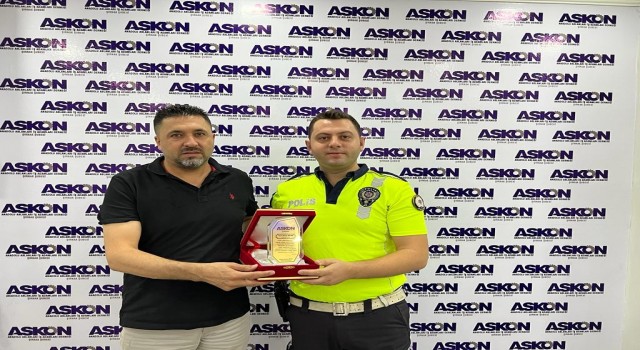 İş adamları derneğinden polis memuruna teşekkür plaketi