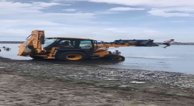 İş makinesini sahile getirip kepçesinden denize atladılar