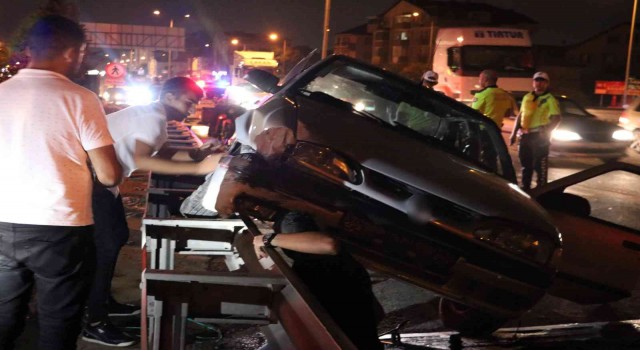İşçi minibüsüne çarpan otomobil bariyerlere çıktı: 1 yaralı