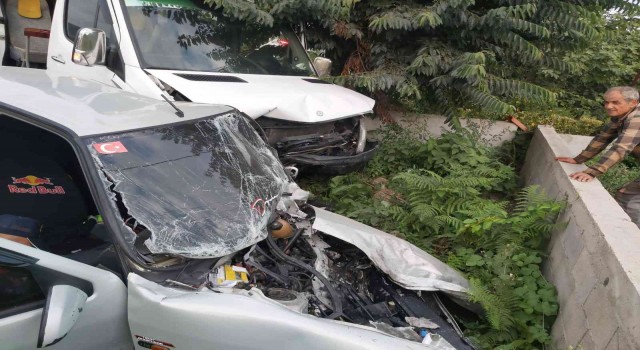 İşçi servisi ile otomobil kafa kafaya çarpıştı: 15 yaralı