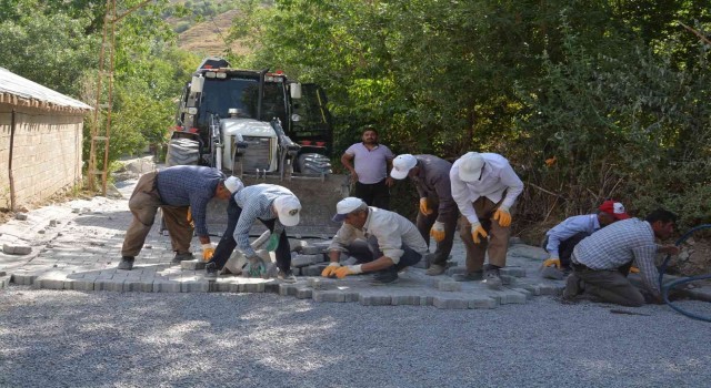 İşçilerinin sıcak havada zorlu mesaisi