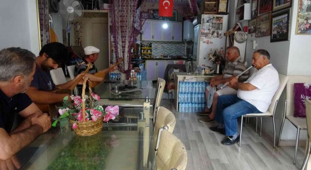 Ispartada bulunan sıra dışı çay ocağı insanlara moral oluyor