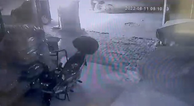 Ispartada otomobilin kundaklanma anı güvenlik kamerasına yansıdı