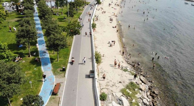 İstanbul 35 dereceyi gördü, Caddebostan Sahilinde yoğunluk oluştu