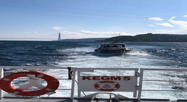 İstanbul Boğazında sürüklenen tekneyi Kıyı Emniyeti kurtardı