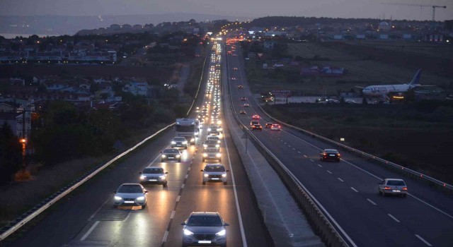 İstanbula dönüş çilesi: Tekirdağ yollarında yoğunluk var