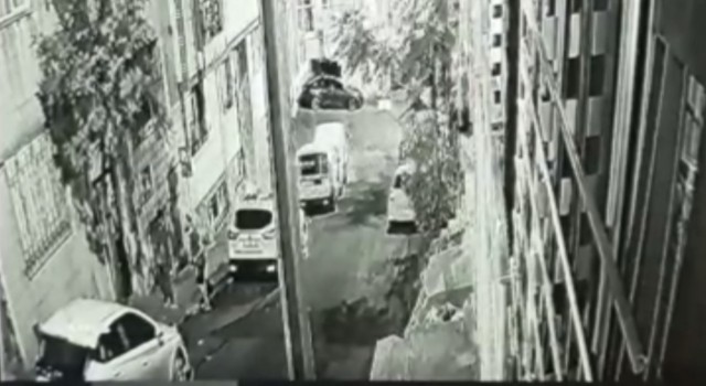 İstanbulda akıl almaz cinayet kamerada: Arabaya çarpıp boynu kırıldı, yerde bıçaklandı