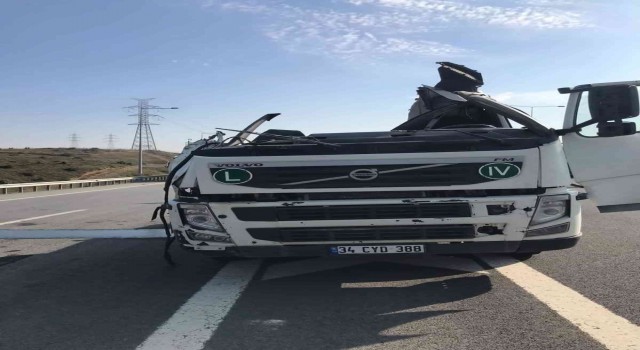 İstanbulda akıllara durgunluk veren kaza; dorsesi ve kupası kopan kamyondan sağ çıktı