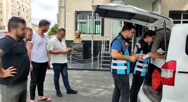 İstanbulda asker eğlencesinde yol kapatan şüpheliler yakalandı