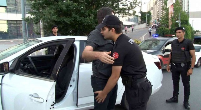 İstanbulda çok sayıda polisin katıldığı ‘Narkotik Dar Alan Uygulaması yapıldı