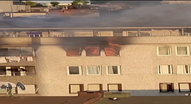 İstanbulda daire alev alev yandı: Panik anları kameraya yansıdı