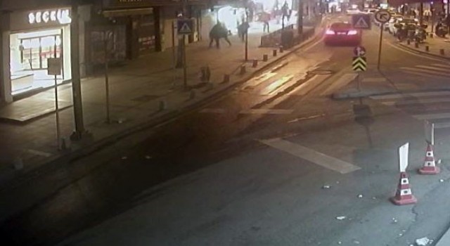 İstanbulda dehşet anları kamerada: Tartıştığı genci sırtından bıçaklayıp restorana sığındı