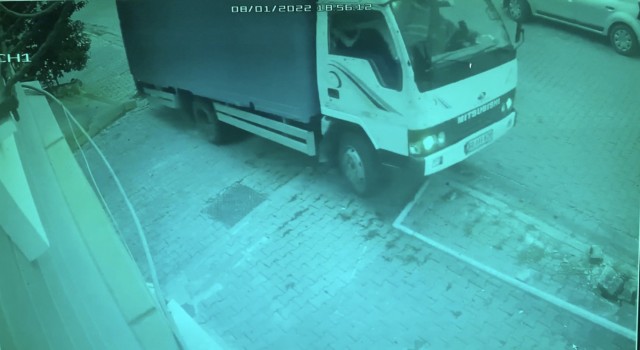 İstanbulda faciadan dönülen anlar kamerada: Kamyonet ortalığı savaş alanına çevirdi