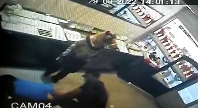 İstanbulda film gibi soygun girişimi kamerada: Gaspçı çifti linçten polis kurtardı