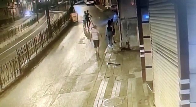 İstanbulda polisle şüpheli arasında arbede kamerada: Polisi gözüne yumruk atıp yaraladı