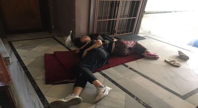 İstanbulda sevgili çift kabusu kamerada: Mahalleliye sataşıp camını kırdılar