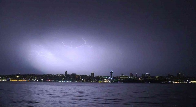 İstanbulda şimşek ve yıldırımlar geceyi aydınlattı