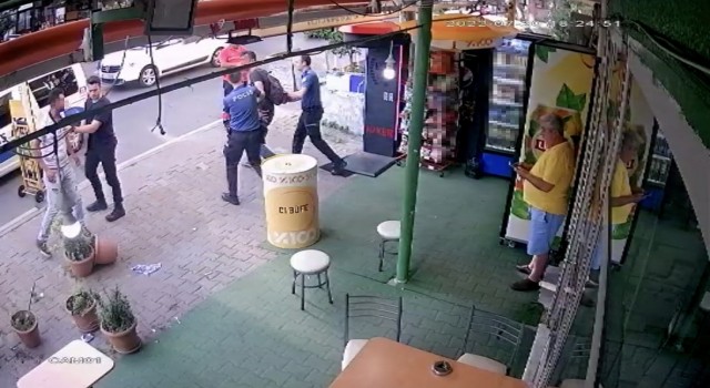 İstanbulda tabure, yumruk ve tekmelerin havada uçuştuğu kavga kamerada