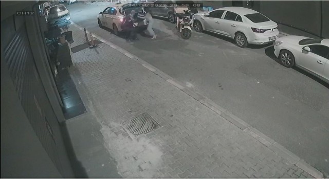 İstanbulda taksici ile kuryenin yumruklu kavgası kamerada: Kadının valizini yere atıp gitti