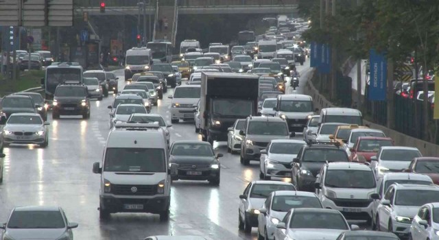 İstanbulda yağmur başladı, trafik yoğunluğu arttı