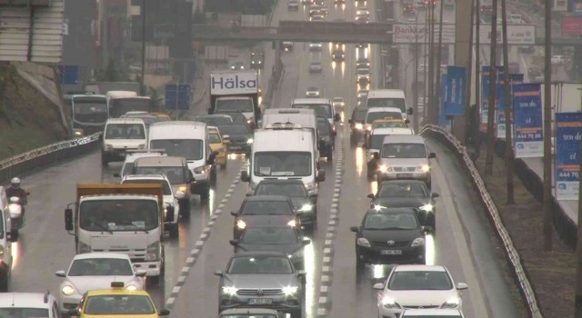 İstanbulda yağmur trafiği vurdu: Yoğunluk yüzde 56lara ulaştı