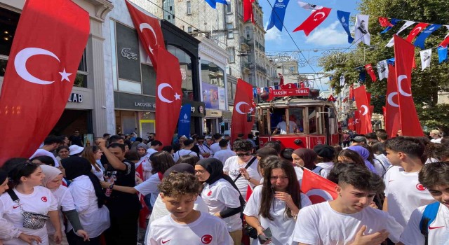 İstiklal Caddesi 30 Ağustos Zafer Bayramının 100üncü yılında bin adet bayrakla donatıldı