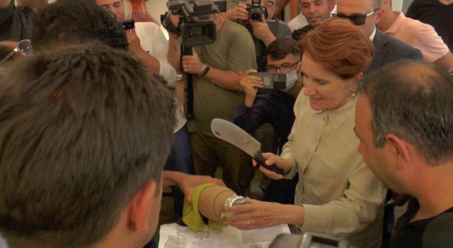 İYİ Parti Genel Başkanı Akşener Nevşehirde testi kebabı kırdı