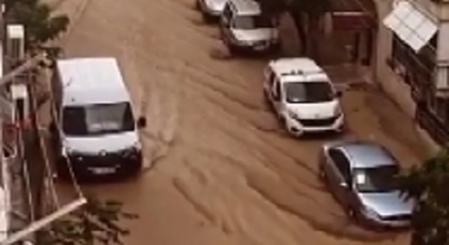 İzmir 15 dakikada sağanağa teslim oldu