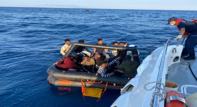 İzmir açıklarında 38 göçmen yakalandı, 136 göçmen kurtarıldı