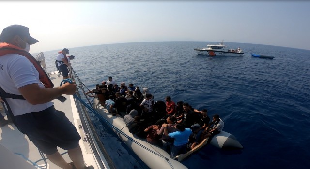 İzmir açıklarında 386 düzensiz göçmen kurtarıldı