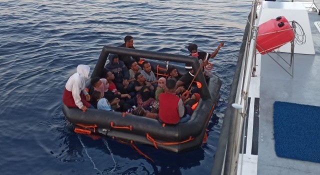 İzmir açıklarında 44 düzensiz göçmen yakalandı, 23ü kurtarıldı