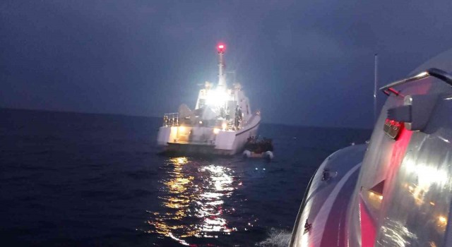 İzmir açıklarında 48 düzensiz göçmen yakalandı