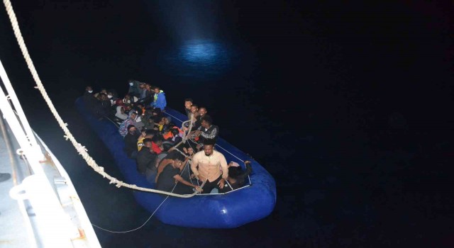 İzmir açıklarında 83 düzensiz göçmen yakalandı, 41 göçmen kurtarıldı