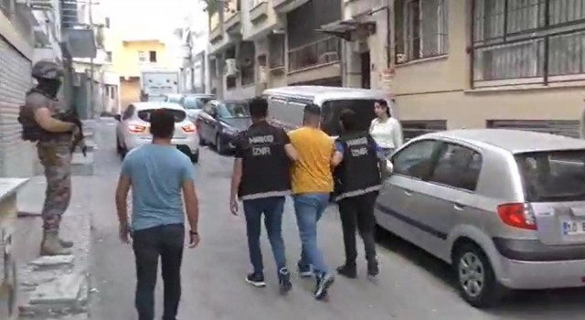 İzmir polisinden film sahnelerini aratmayan operasyon: 29 torbacı gözaltında
